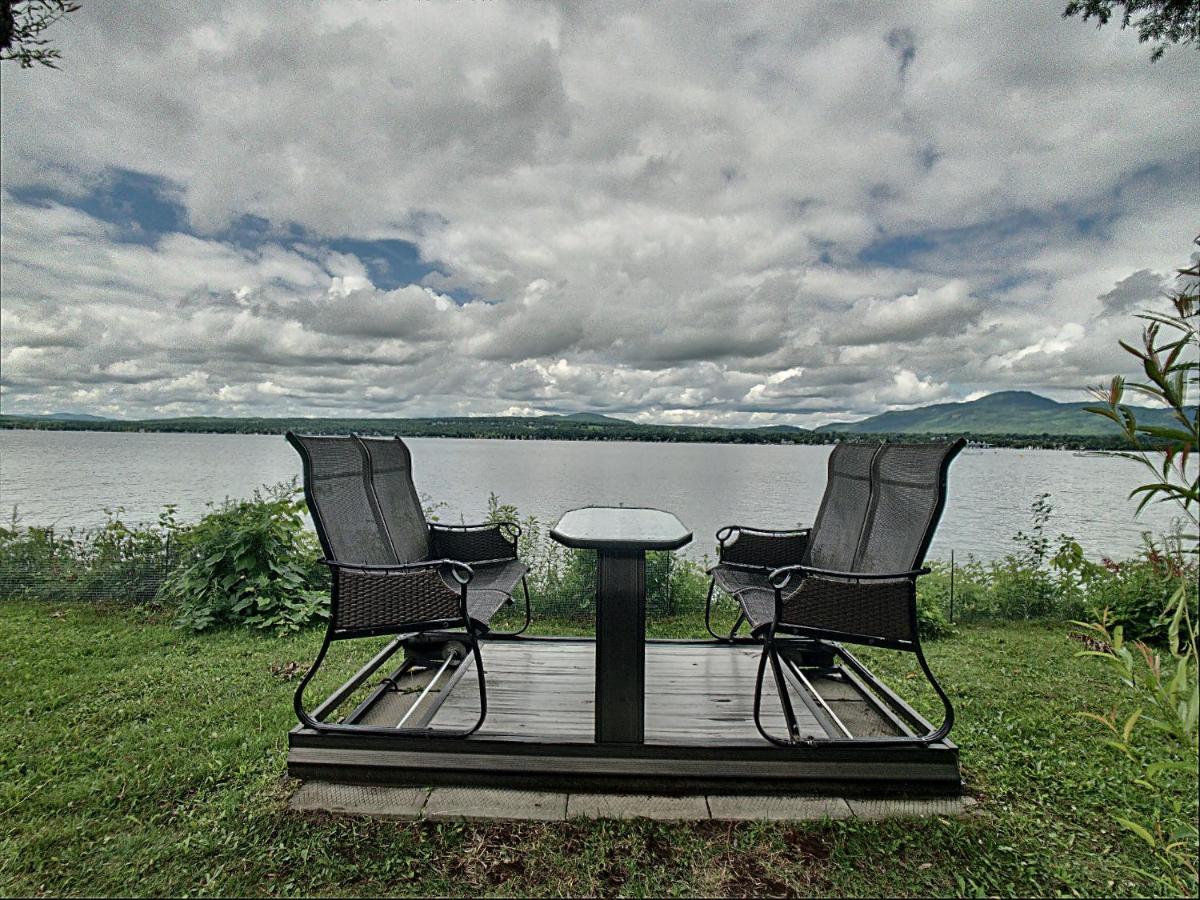 Location Tourisme Estrie - Oberge Du Village Magog Exterior foto