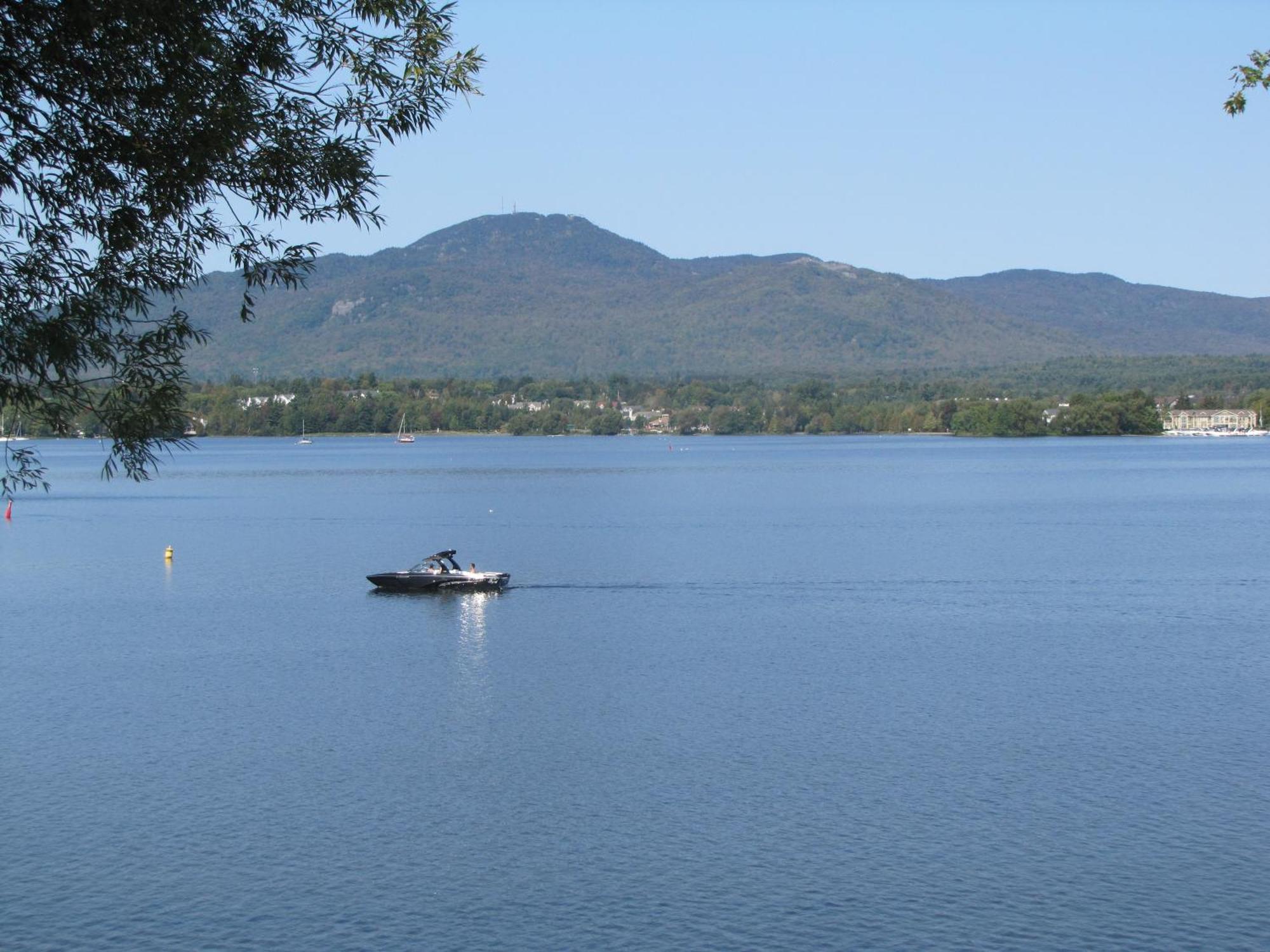 Location Tourisme Estrie - Oberge Du Village Magog Exterior foto