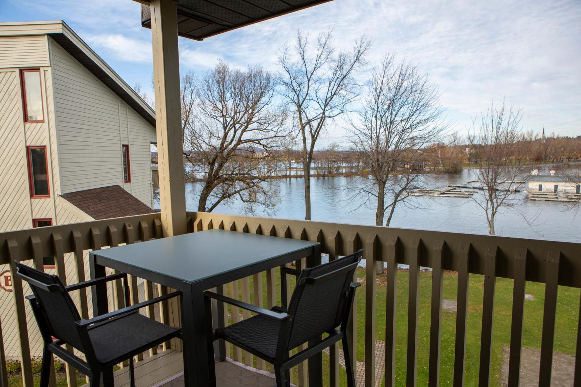 Location Tourisme Estrie - Oberge Du Village Magog Exterior foto