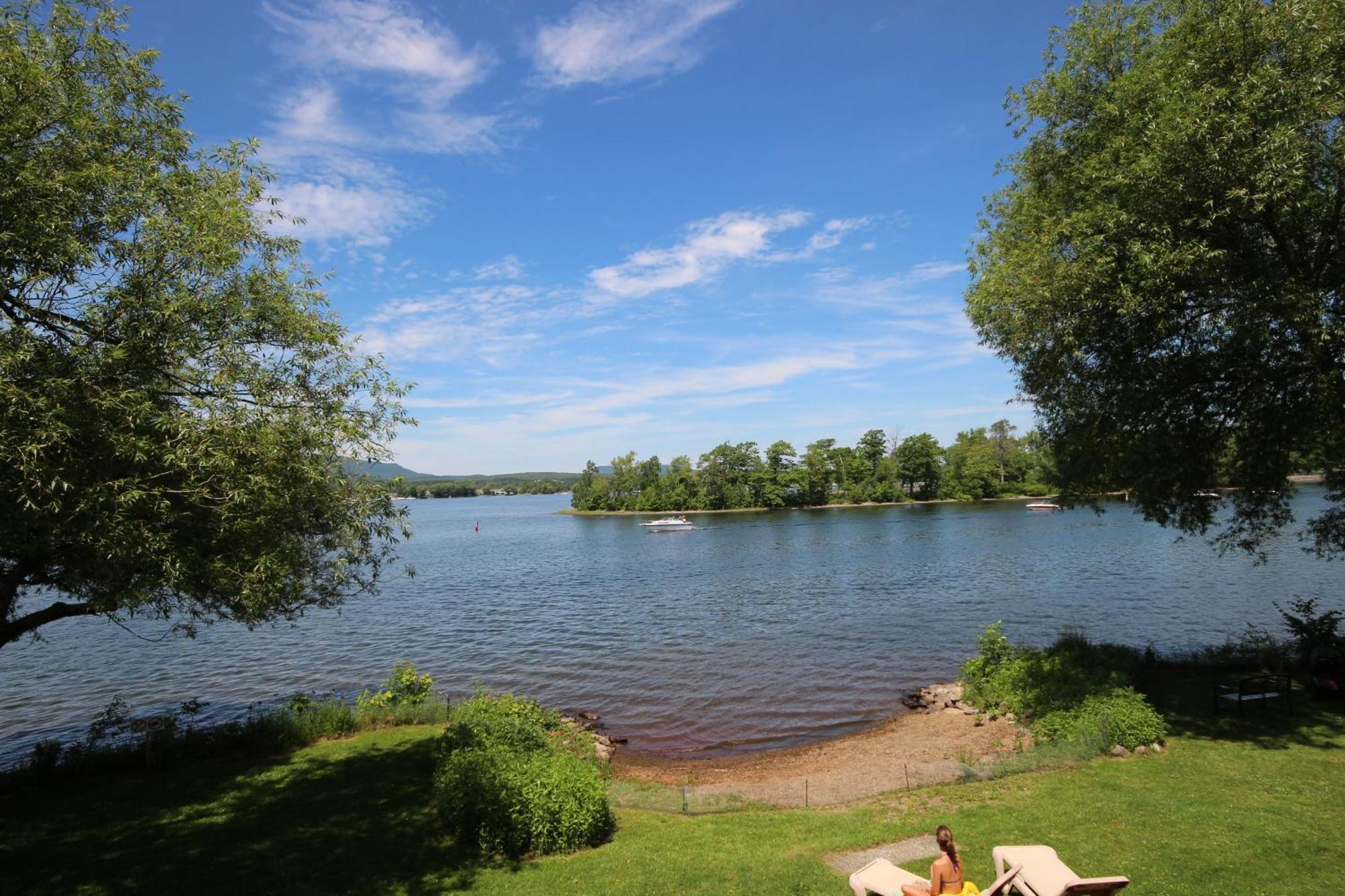 Location Tourisme Estrie - Oberge Du Village Magog Exterior foto