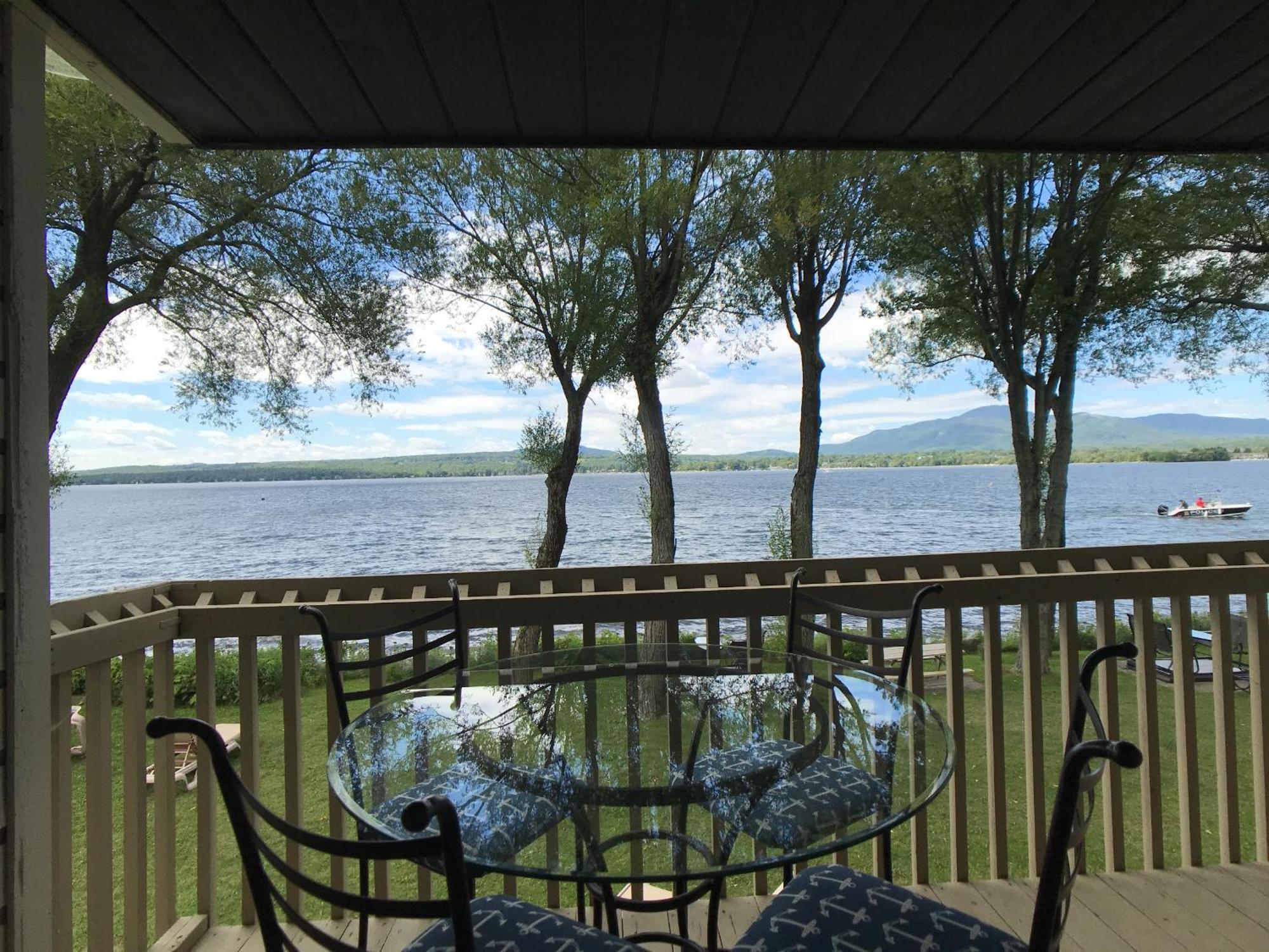 Location Tourisme Estrie - Oberge Du Village Magog Exterior foto