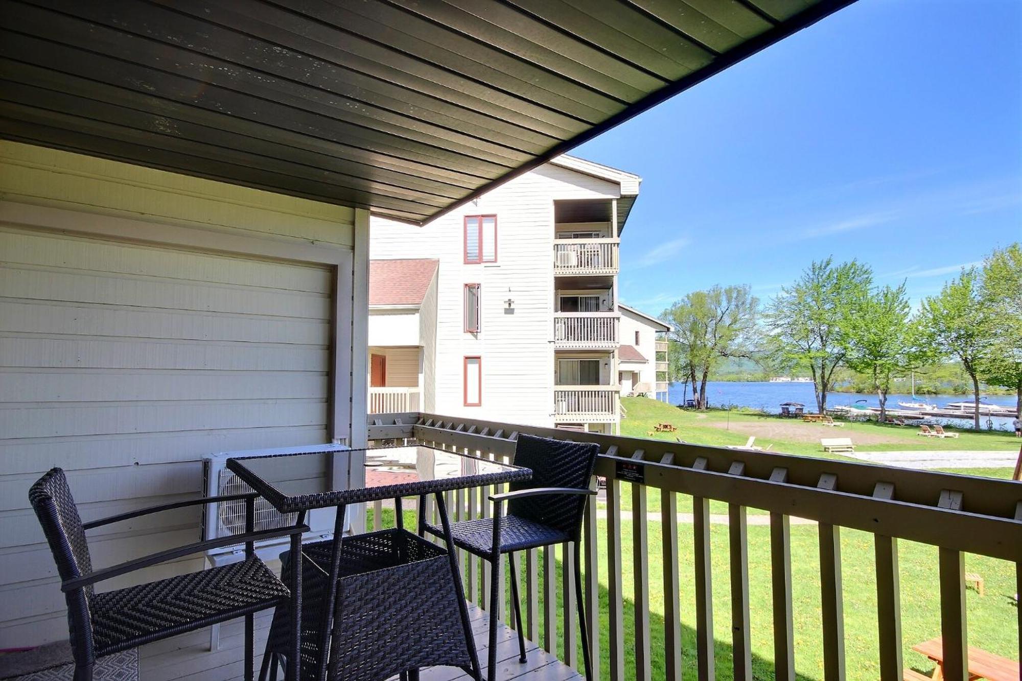 Location Tourisme Estrie - Oberge Du Village Magog Exterior foto