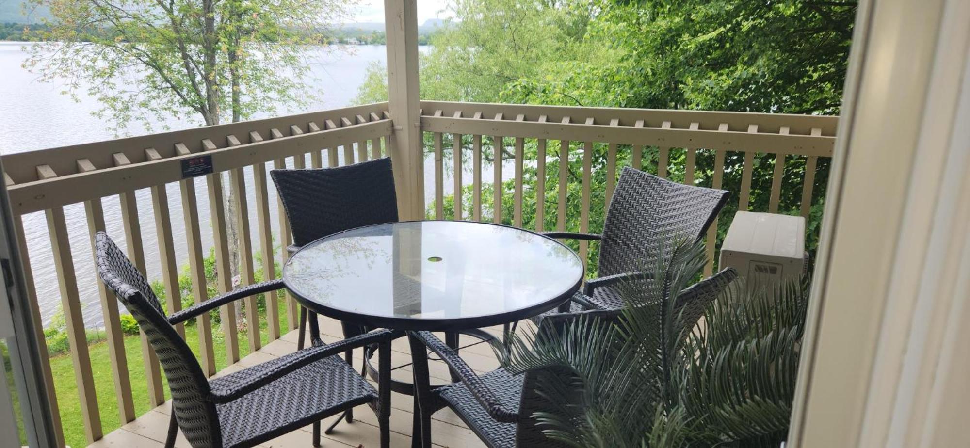 Location Tourisme Estrie - Oberge Du Village Magog Exterior foto